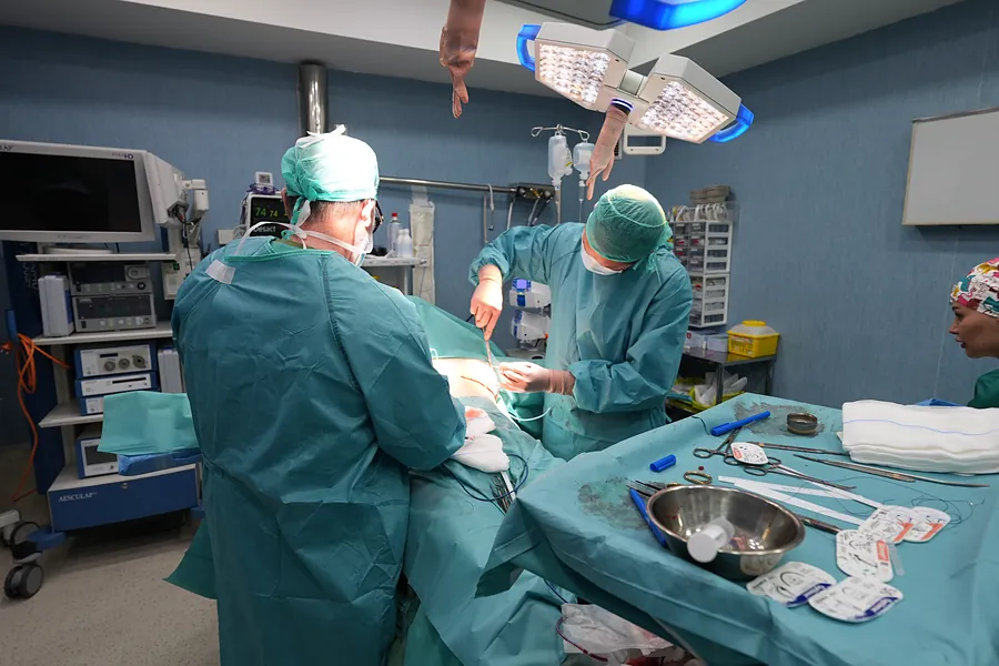 Quirófano del Hospital Viamed Fuensanta durante una cirugía estética del equipo de DT Clinic Madrid