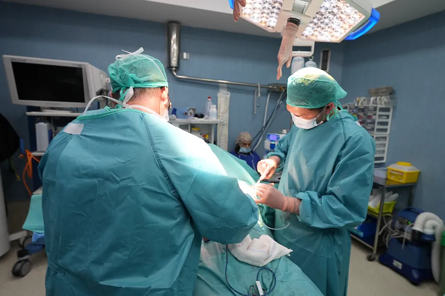 El Dr. Rada y su ayudante operando en un quirófano del Hospital Viamed Fuensanta de Madrid