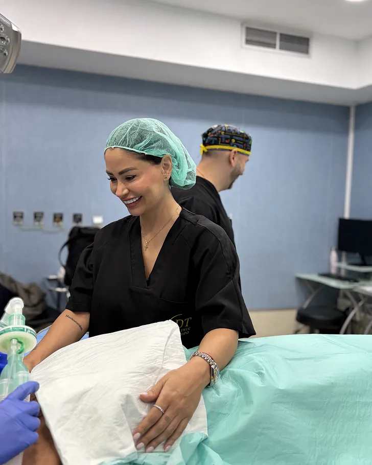 Diana Triana, directora de DT Clinic Madrid, acompaña a una paciente antes de una cirugía mamaria