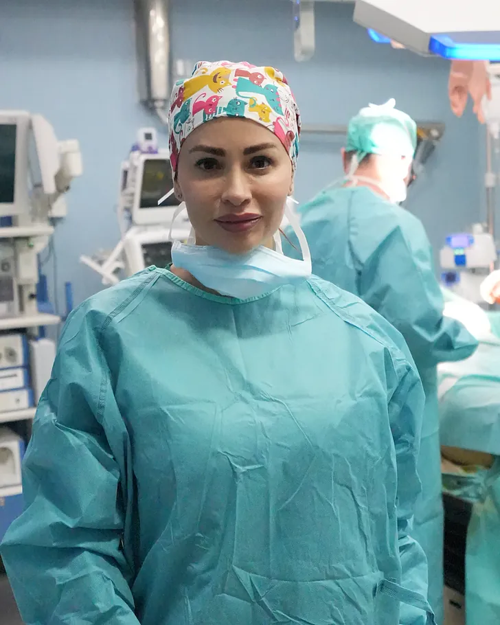 Diana Triana, directora de DT Clinic Madrid, en quirófano durante una jornada de cirugía de párpados