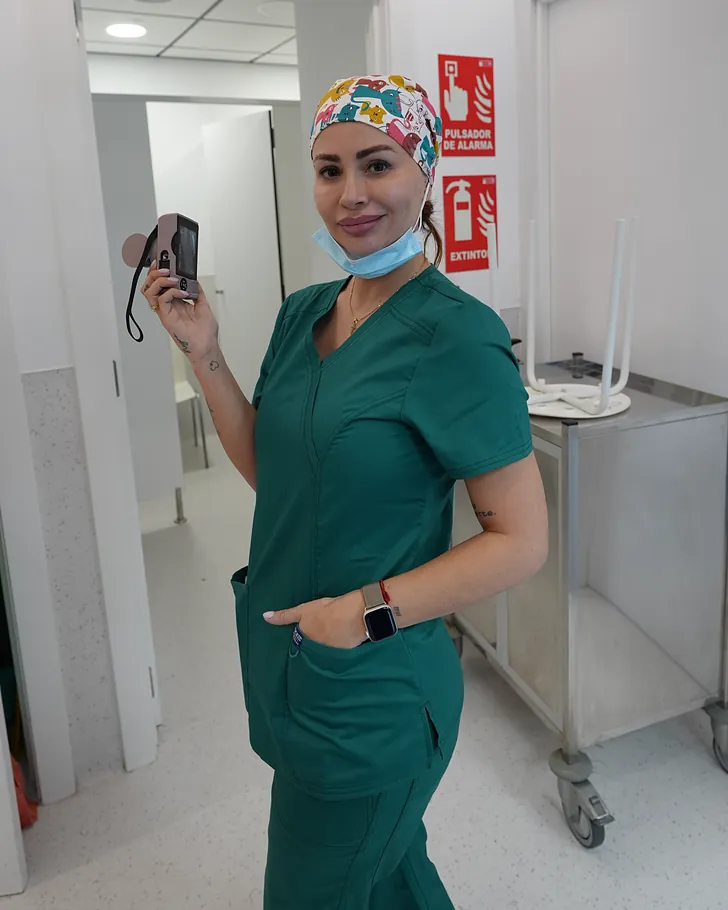 Diana Triana en el pasillo de quirófanos del Hospital Viamed Fuensanta, donde opera DT Clinic Madrid