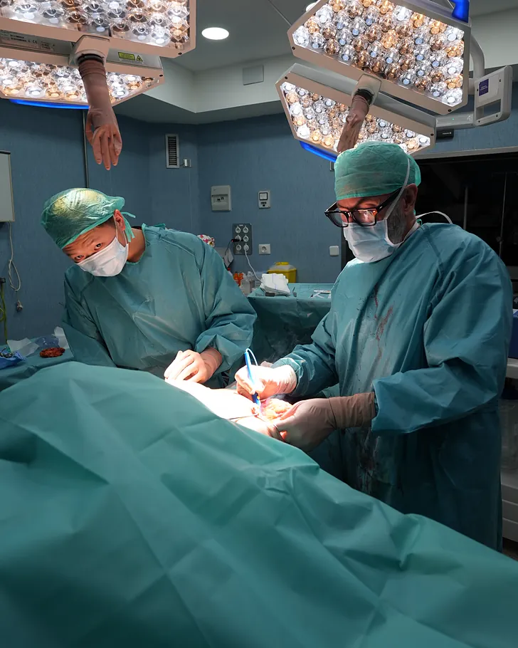 El Dr. Víctor Manuel Rada operando en quirófano en el Hospital Viamed Fuensanta, Madrid