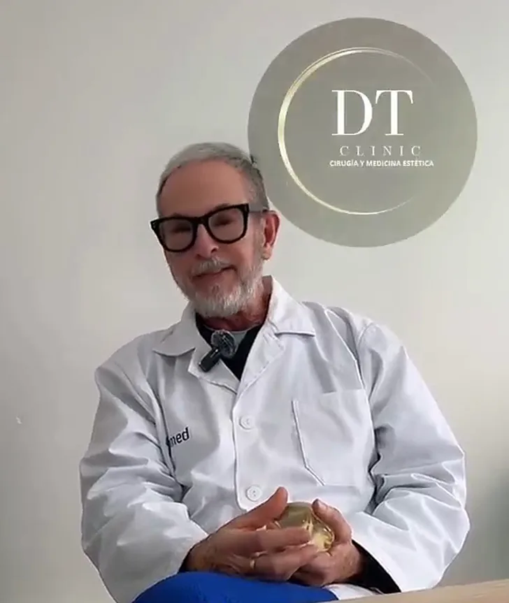 El Dr. Víctor Manuel Rada explica la contractura capsular con unas prótesis mamarias en la mano
