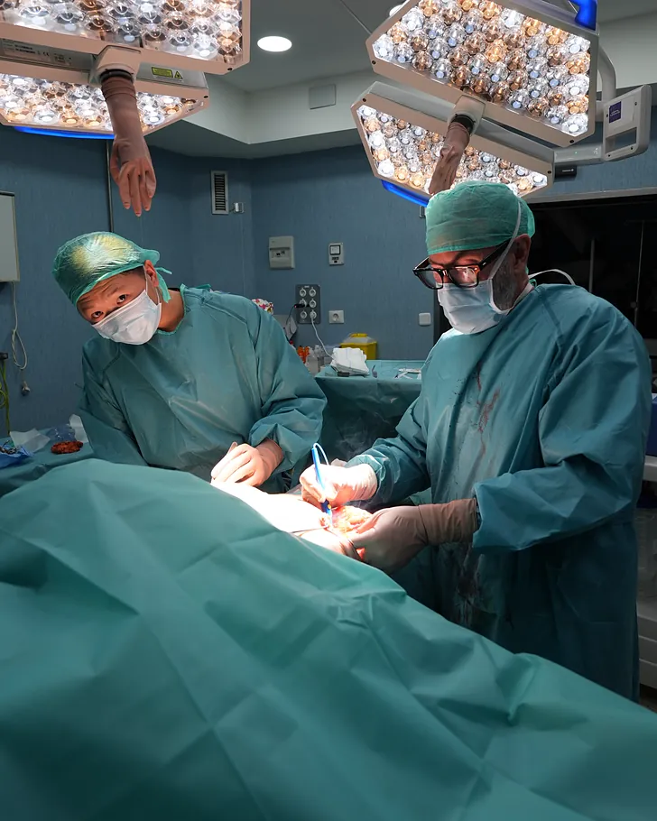 El Dr. Rada y su ayudante durante una cirugía de injerto de grasa propia en el Hospital Viamed Fuensanta