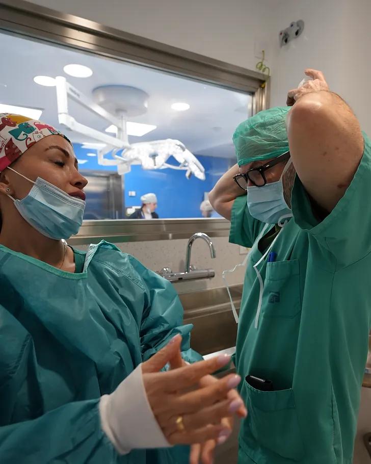 El Dr. Rada y su equipo se preparan antes de entrar a quirófano en el Hospital Viamed Fuensanta