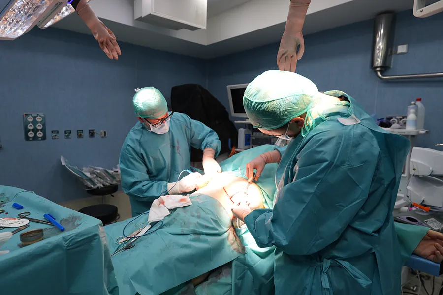 Equipo quirúrgico de DT Clinic Madrid durante una lipo 360 con BBL en el Hospital Viamed Fuensanta