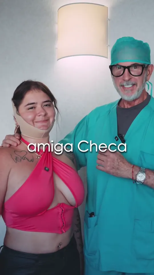 Lipo de papada en Madrid: el Dr. Rada con una paciente