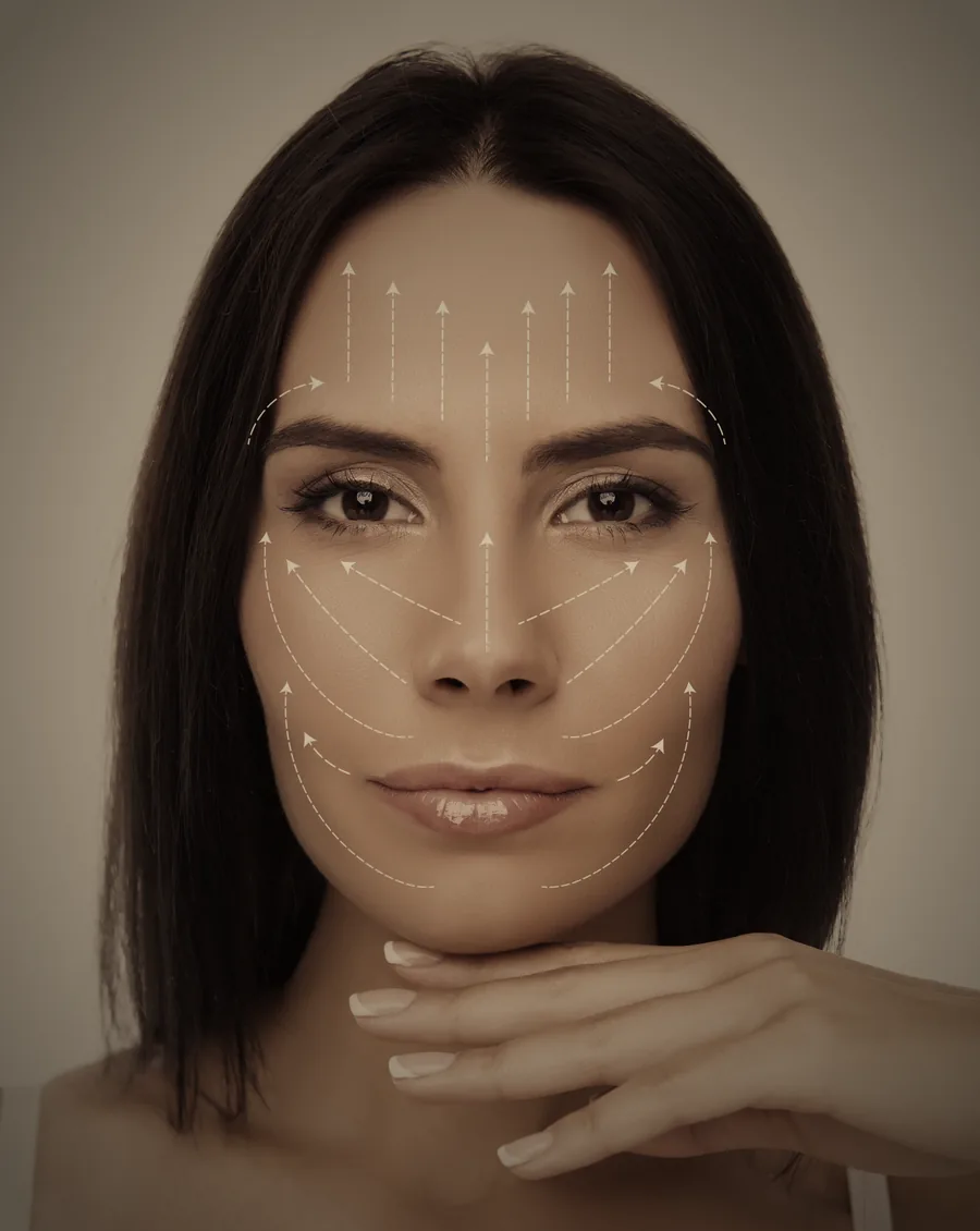 Mujer madura de rostro luminoso, óvalo firme y cuello definido tras un lifting facial SMAS en Madrid
