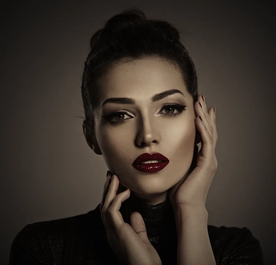 Retrato de mujer con labios rojos definidos y piel luminosa