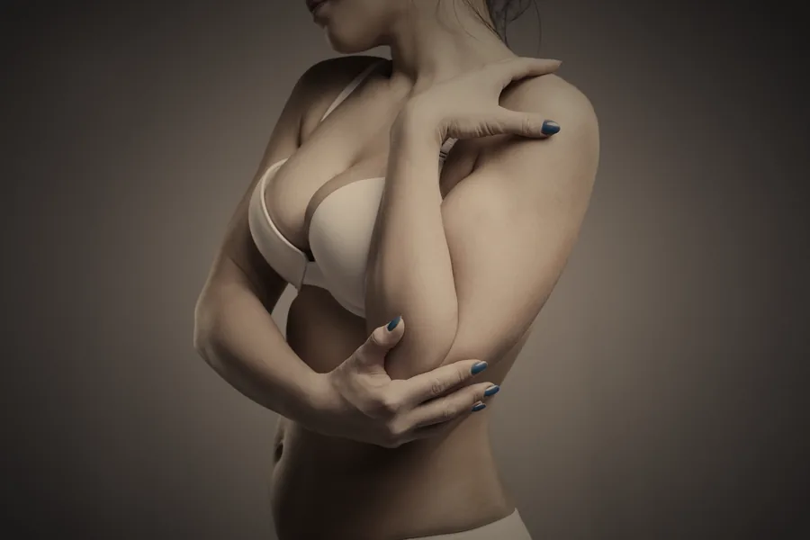 Mujer con escote natural tras un aumento de pecho con implantes en DT Clinic Madrid